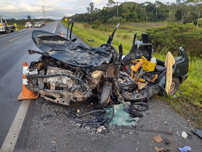 Motorista com sinais de embriaguez fica preso às ferragens após colisão  frontal 